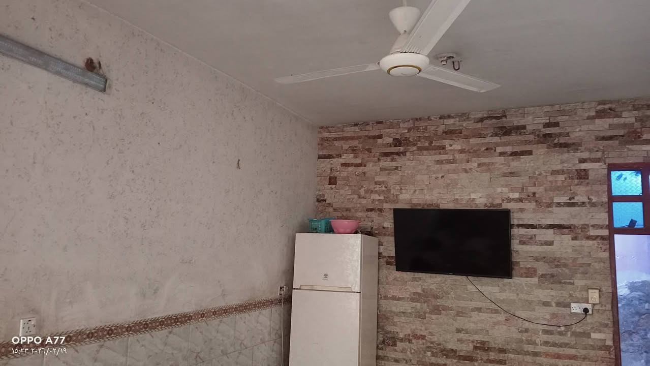 بيت قطاع 49 قريب عل خدمي بدربونه مساحه 144م بناء نص صب وعكاده يحتاجه تصليحات بناء غرف عدد 5معه صاله وستقبال وحوش سعر 150بي مجال بسيط رقم الهاتف ***********وصل 145مابيع بيت فارغ بسم شخص مو مورثه سعره معقول وزين
