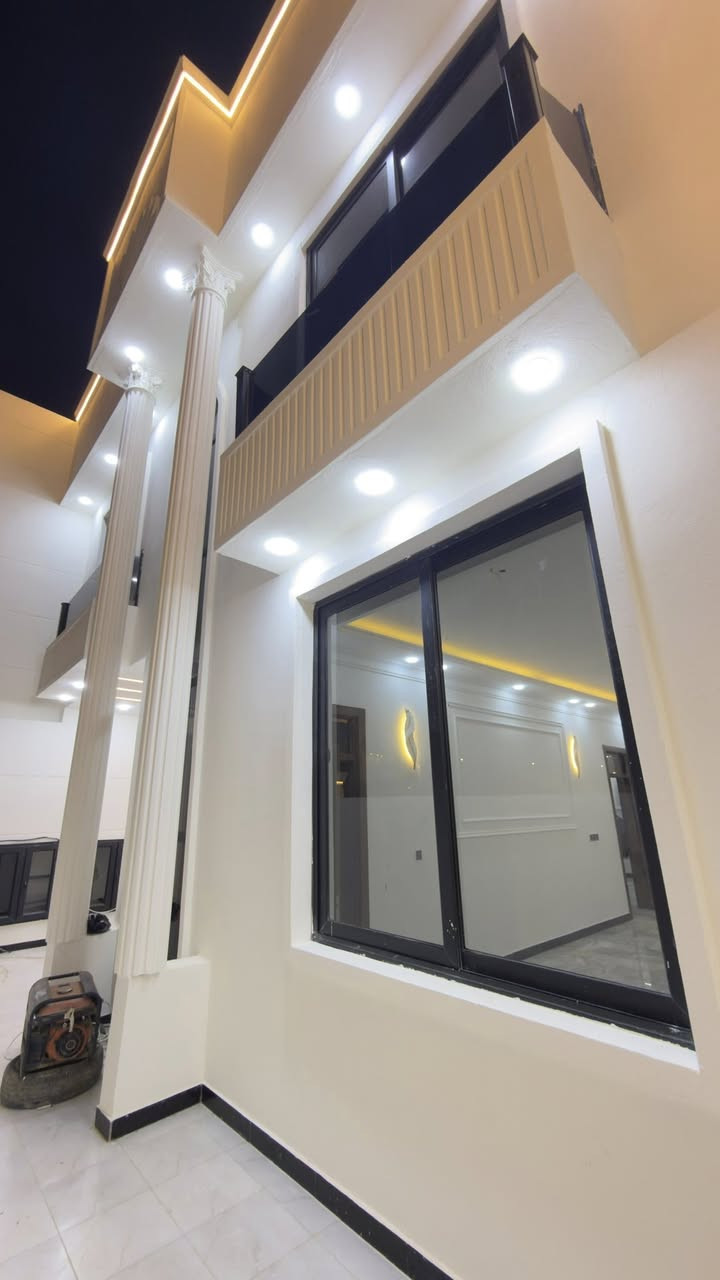 #الدار_ للبيع
#الموقع حي الجامعة – قرب شارع 20 التجاري – مقابيل المنتزه

📐 المساحة: 200 م
🏢 طابقين – بناء جديد
📏 واجهة 10 م × نزال 20 م

✨4غرف نوم مريحة
✨صالتان فخمة بتصميم عصري
✨غرفة استقبال +مدخل
✨مطبخ حديث بتجهيز كامل
✨كراج سيارة
✨3مجموعات صحية

🏗️ مواصفات بناء عالية الجودة:
▪️ أساسات كونكريت مسلح (رفت) + سقف كونكريت
▪️ بناء طابوق 9 إنج
▪️ حديقه وشالات داخليه
▪️ شبابيك وأبواب ألمنيوم تركي PVC عازل
▪️ أرضيات مرمر تركي فاخر للطابق الأراضي 
▪️ أرضيات بورسلين للطابق الثاني
▪️ أبواب خشب تركي أصلية + أبواب قاصة
▪️ جبس بورد نقشات مغربية مع سحبات 
▪️ منظومة كاميرات مراقبة حديثة
▪️ منظومة غاز متكاملة
▪️ خط مولد كهرباء
▪️ ماطور ماء + خزان ماء+سخان ماء
▪️ صحيات ومغاسل حديثة
▪️ سيراميك لوح مطبخ صحيات

💎 مميزات العقار:
✔️ بناء حديث – غير مسكون
✔️ تشطيب موديل عصري
✔️ موقع ممتاز 
✔️ جاهز للسكن الفوري

للاستفسار اتصال على رقم صاحب الدار 

‭ ‭0784 520 0550‬
