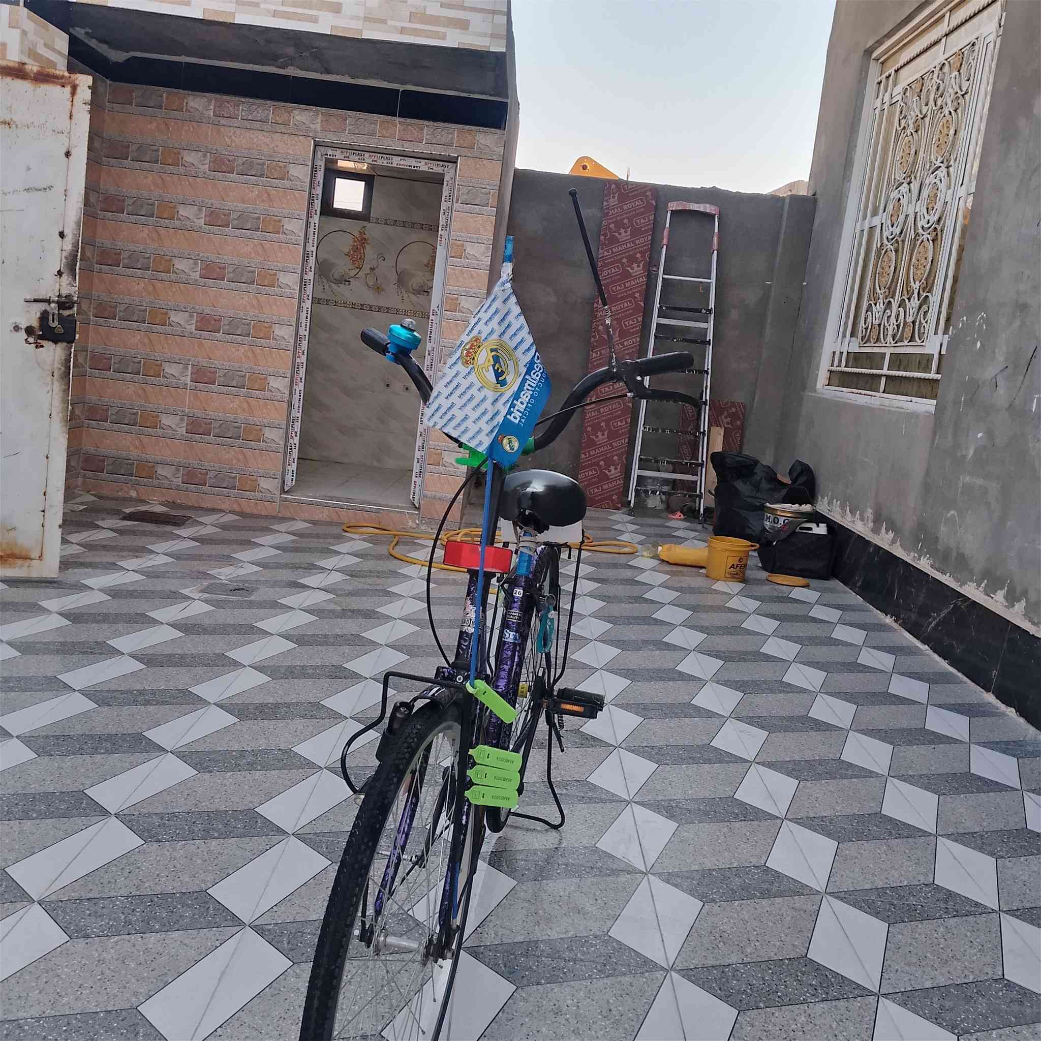 بسكل جديد مكاني البصره الزبير 
بدل  رنكات  الوراء والقد رقم الهاتف ***********
