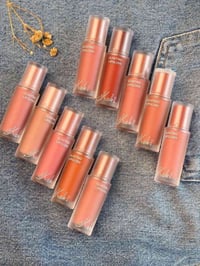 حمر مخملي • ملمع شفاه • مرطب