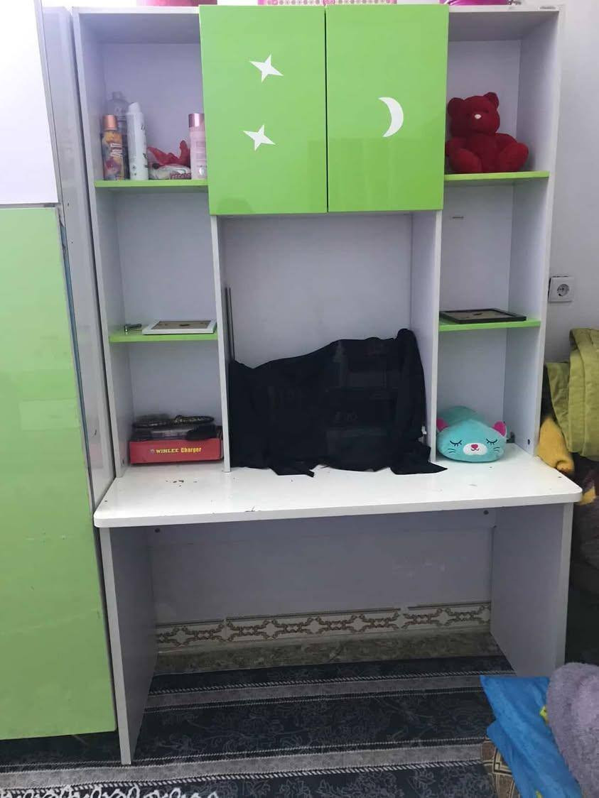 غرفه نوم شبابيه خمس قطع وميز طعام السعر شامل 250
للاستفسار على الرقم ***********
