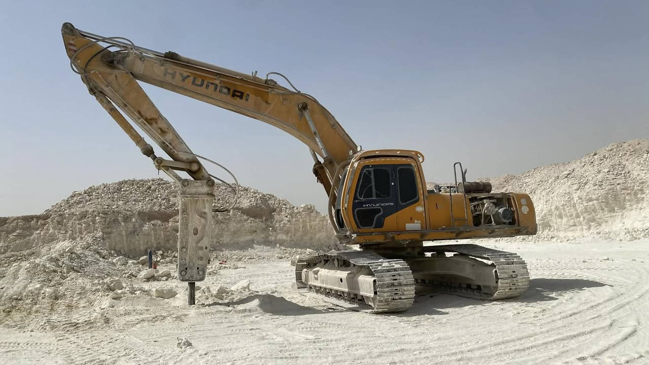 السلام عليكم للبيع حفاره هيونداي حجم450موديل2002  كامله مناقصه شي محرك جديد مضخه جديده  للاستفسار***********
السعر275ورقه وبيه مجال
