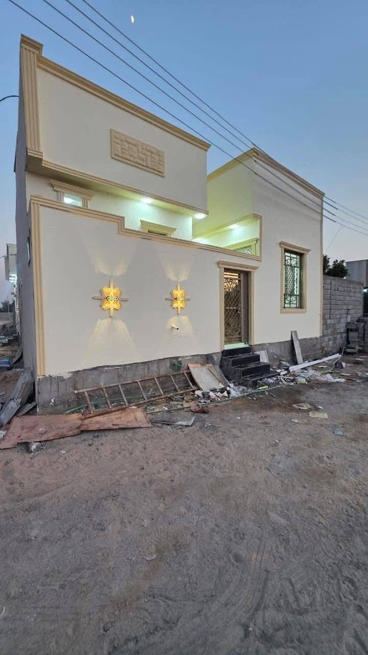 واسعد الله اوقاتكم بكل خير احبتي 
***********
يتوفر دار سكن للبيع 

المساحه لكليه 100 متر مربع 

نوع العقار طابو زراعي عراقي 

سند ٢٥ ول مالك عراقي تتكاتب ويا ابوالطابو مباشرتاً

يتكون من غرف نوم عدد 2
استقبال 
صاله
مطبخ 
 مجمع صحيات داخليه وخارجيه 

البيت كامل من جميع الملحقاته 

بناء جديد 2025

فارق جاهزة للسكن تستلم بيتك عند المكتبة مباشر 

العنوان البصرة قضاء ابي الخصيب 

ابو كوصره قرب مدرسه الفتكار 

تبعد مسافة عن شارع ابو كوصره 100 متر 

منطقة روعه جميع الخدمات ماي كهرباء شارع 10 متر 

السعر  65وبي مجال

للاستفسار لاتصال***********
