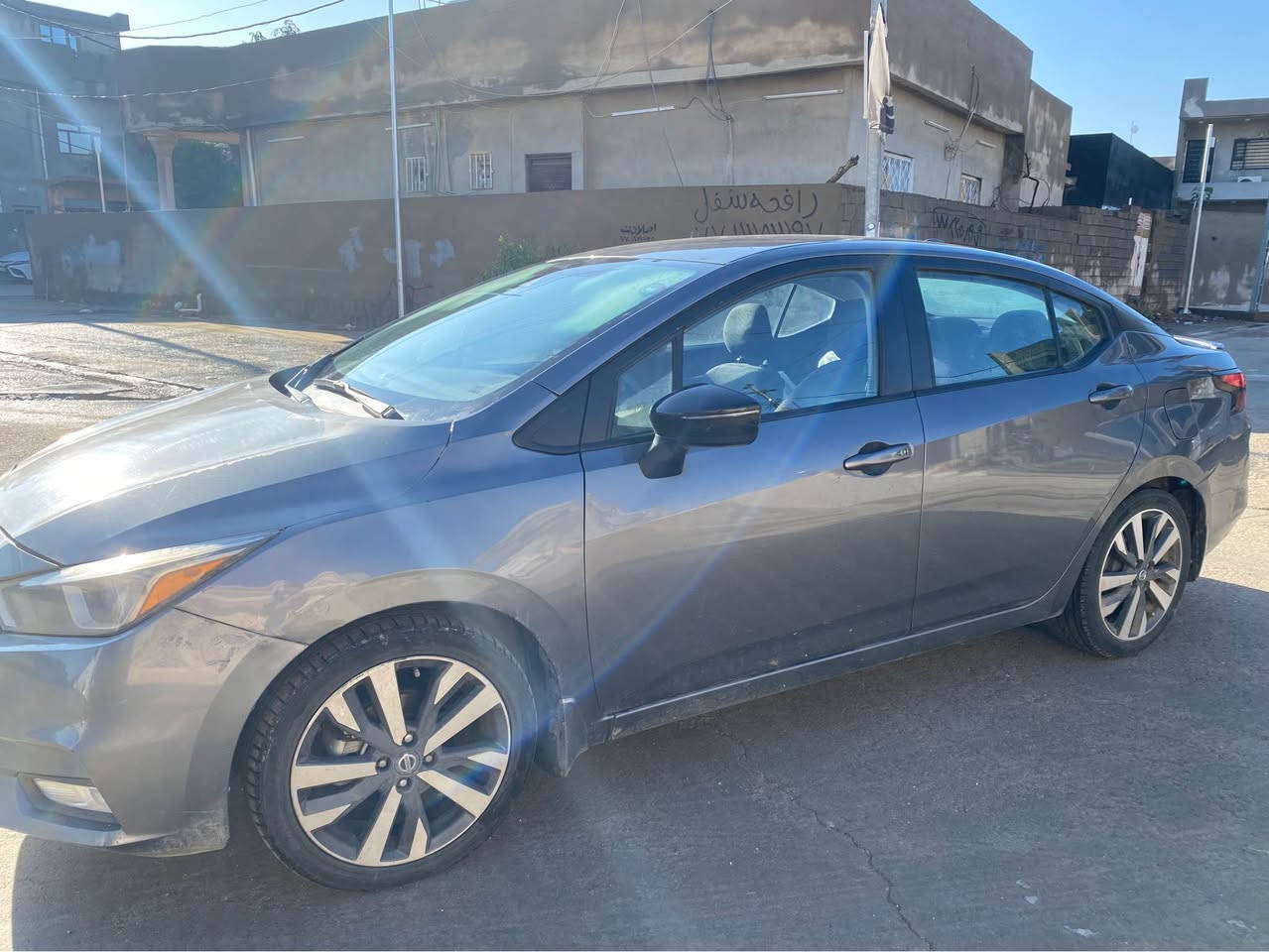 نيسان فيرسا موديل ٢٠٢٠ مواصفات SR اعلى مواصفات 
بصمه ابواب و بصمه تشغيل و صندوق بصمه و تشغيل عن بعد
 كشنات مطعم لونين و تدفئه
 رادارات امامي و خلفي و نقطه عمياء و رادار خط شوارع
ويل كروم كبير بلادي + تايرات جديد
بيها بنيد صبغ و جاملغ مبدل بلادي طرف سكن بيها دواخل مكانين صغير تعديل 
مقدمه سقف و ٥ سم كتف بيها تعديل 
كير بشرط و مامفتوح 
رقم و سنويه و هزه كله جديد ماشیە ٨٠ الف
او مراوس مع نيسان صني
(***********)
(***********) كركوك, العراق
