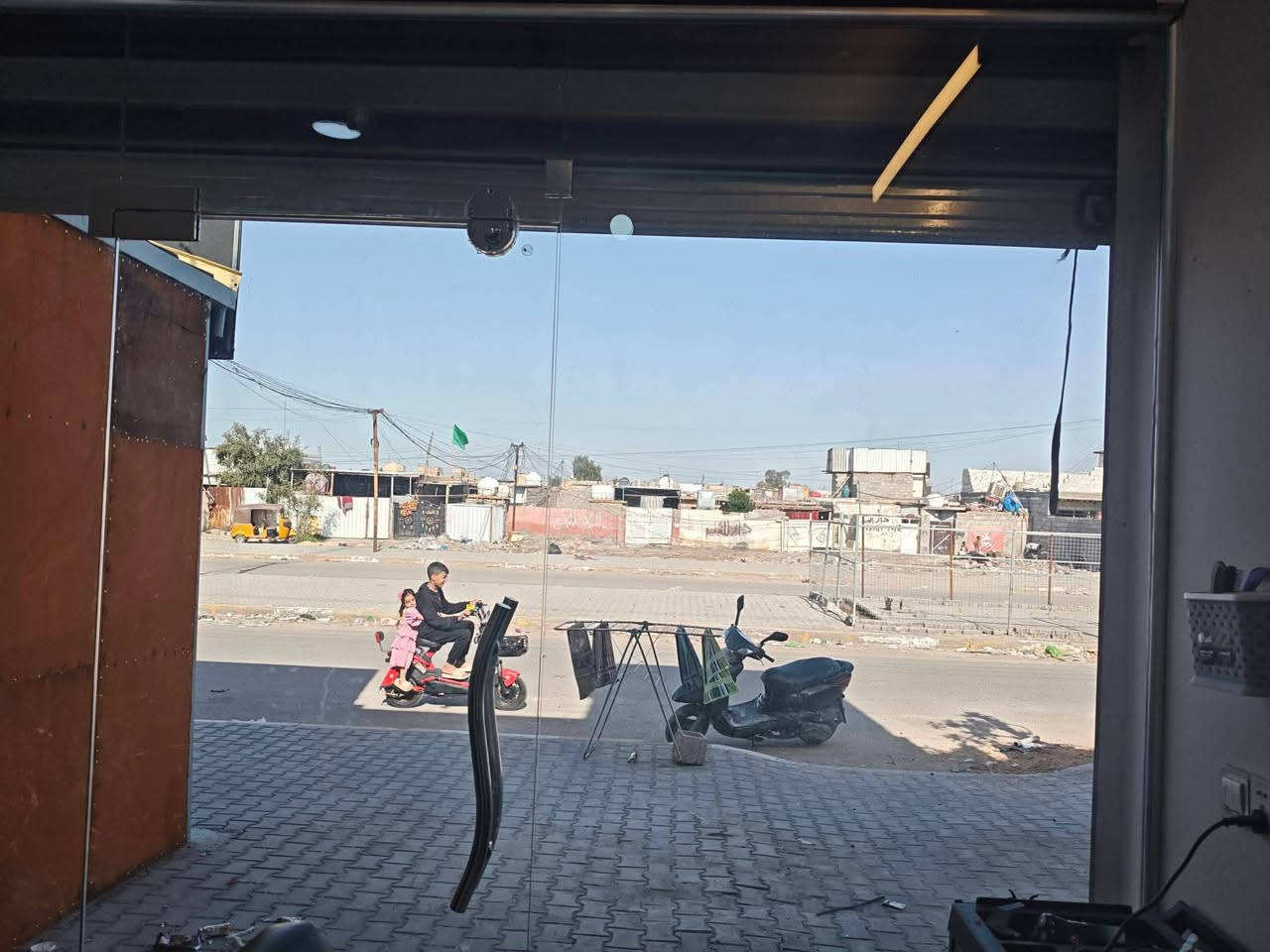 جام خانه جديده للبيع قياس العرض 3 متر والارتفاع 2 ونص بعدها جديد قفل ومفاتيح ثنين السعر 350 وبيه مجال شي قليل مكان الحسينيه شارع 12 متواجد  وخاص وتساب *********** فتح وتوصيل فقط
