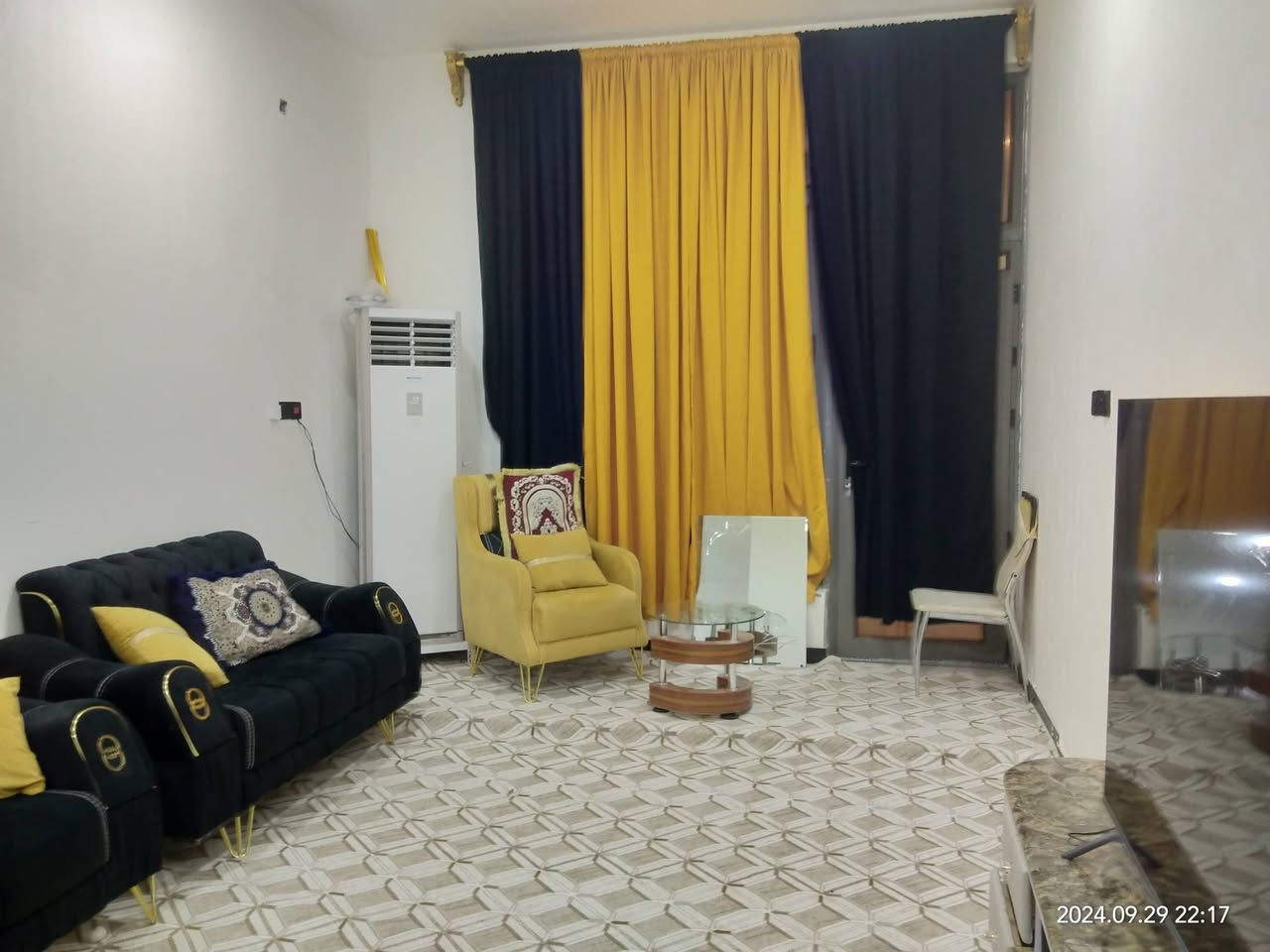 السلام عليكم ورحمة الله
منزل للبيع ١٦٨ متر  واجهه ٨ متر في حي المهندسين قريب جدا لسوق العكيلي.
طابق الارضي  غرفتين واستقبال كبيره وصاله وصحيات داخليه وخارجيه وكراج سياره. بناء طابوق ٢٠٢٢.
طابق اول  ٣ غرف نوم وحده منهم ماستر وكبيره وصحيات وصاله كبيره جدا وبالكونه  بناء ٢٠٢٤ بلوك وثرمستون.
بيتونه كبيره.
البيت مطلوب اسكان ٥٠ مليون تريد تحول القرض باسمك ماكو مشكله.
سعر البيت ٣٣٠ مليون.
البيت نقص الواجه

***********
