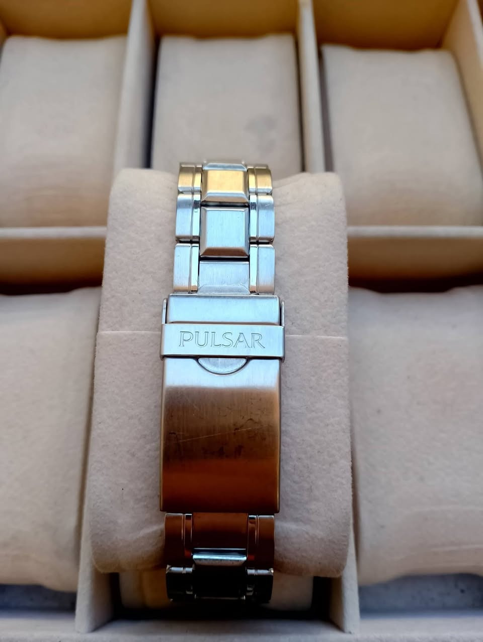 بسم الله الرحمن الرحيم
تحيه طيبه للجميع ♥️ 
للبيع ساعه بولسر
الصنع ياباني اصلي 
سير سل ستيل اصلي 
وكاله غير مستخدم 
نافذه لعرض التاريخ 
مكينه بطاريه 
رنك دوار
السعر 55 الف 💵💵
العنوان بغداد الدورة 
يوجد توصيل إلى جميع محافظات العراق وبغداد أيضاً 
للحجز والاستفسار المراسله على الخاص او على الرقم 
ه‍ *********** ☎️ متوفر واتساب
