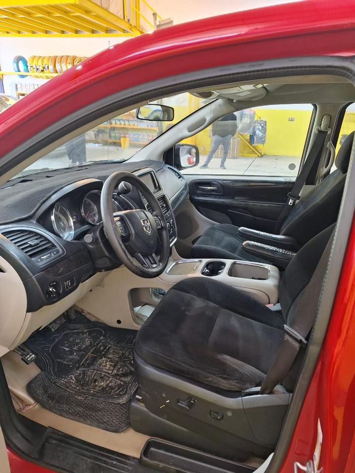 سلام عليكم دوج كرفان 2015 للبيع سياره مناقصهه شي صدر 80 بل ميه كير محرك مكفول. تايرات جدد ضربتهه للسياره بجم امامي للبيع 140 وبيها مجال 
***********
