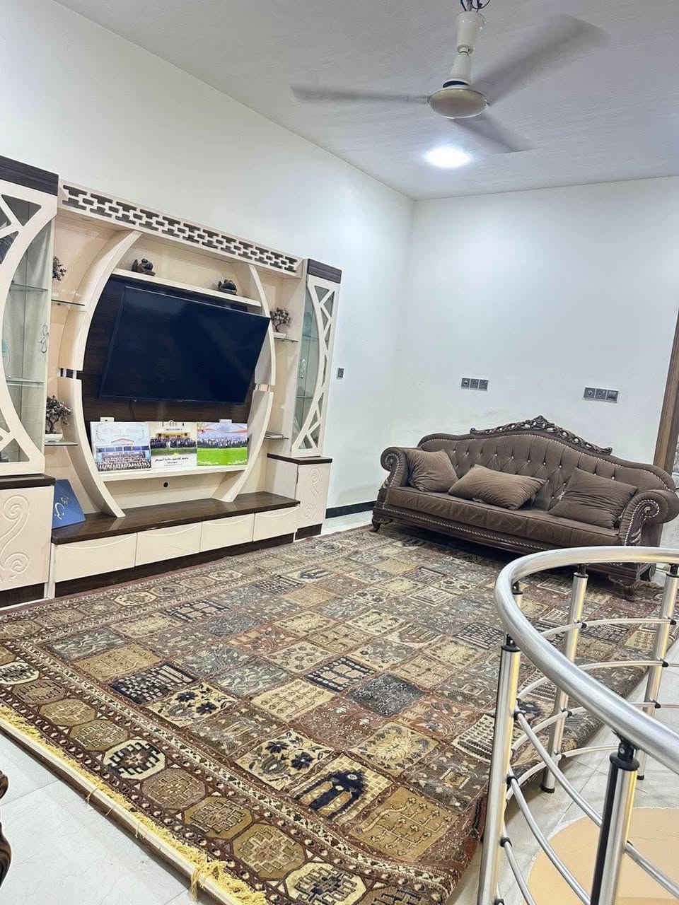 بيت للبيع
📍العنوان : ام الخيل الثانيه قرب مدرسه الذرى 

المساحه :150 كونكريت مسلح 

يحتوي على:

-الطابق الأول :استقبال ،صاله ،مطبخ ،غرفه نوم ،مجمع صحي2

-الطابق الثاني::غرفة نوم 2 ،صاله ،ومجمع صحي ،مخزن ✅

☎️للاستفسار اكثر الاتصال ع رقم ***********

او

📍زيارة مكتبنا الكائن في :الديوانية-خدمي الجزائر،مقابل تقاطع ام الخيل 

📥مكتب أحمد صبري للتسويق والتطوير العقاري
