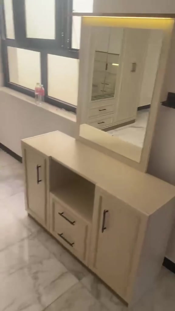 سلام عليكم غرفه شبابيه جديده بعدها بل كارتون ما مستعمله ابد الغرفه ٥  قطع سعرها ٨٥٠ عنوان سيديه ورقم هاتف ***********
