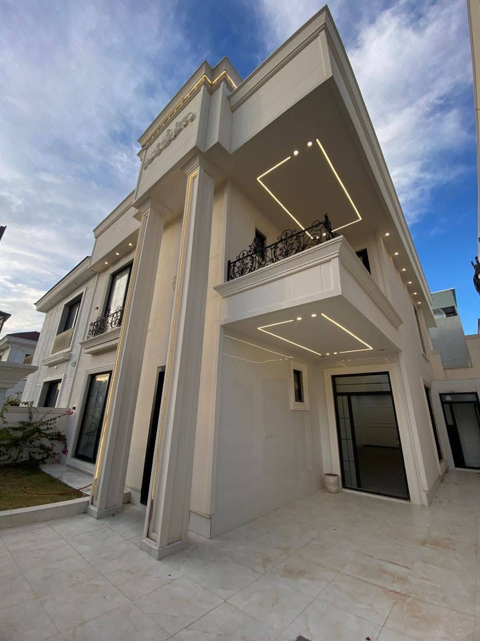 #هيوا_ستي بيع #سريع #بسعر مناسب جدا 🔥
بيت زيرو للبيع في أربيل مجمع هيوا ستي 
المساحة 205م
يتكون 
4 غرف نوم 
صالة 
استقبال مطبخ حار وبارد 
مجموعة صحيات 
البيت ويه كونتر طباخ 

***********

0780 971 5772
