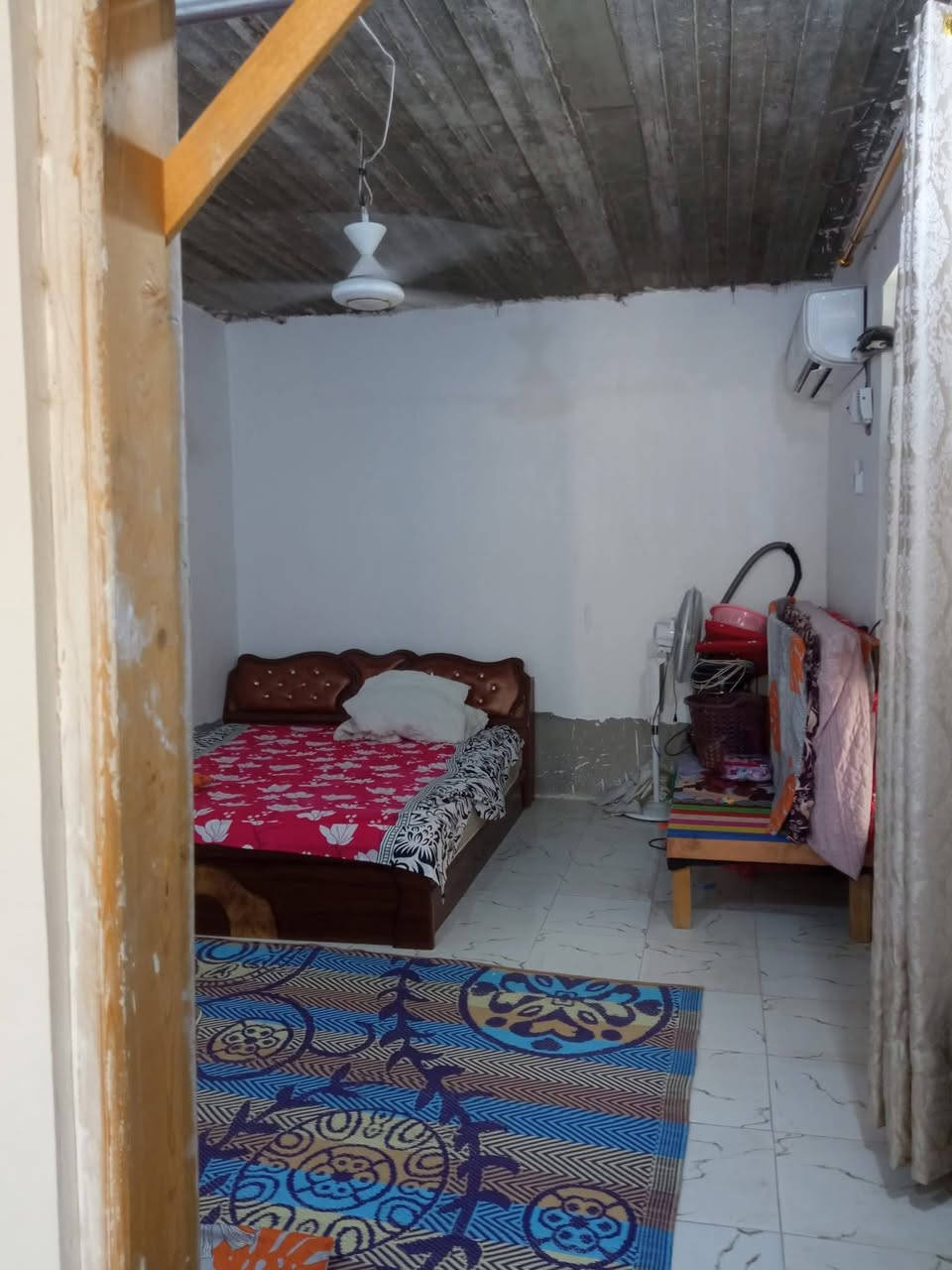 السلام عليكم بيت طابو زراعي سند ٢٥  خلف سكلت الكرعاوي ١٣٥ متر غرفتين ٣+٤ صاله١٠+٤ مطبخ ٣+٣ حمامات  توجد خدمات ماء + كهرباء+ مولد شارع انترنت  السعر ٣٢ وبي مجال وتساب ***********
