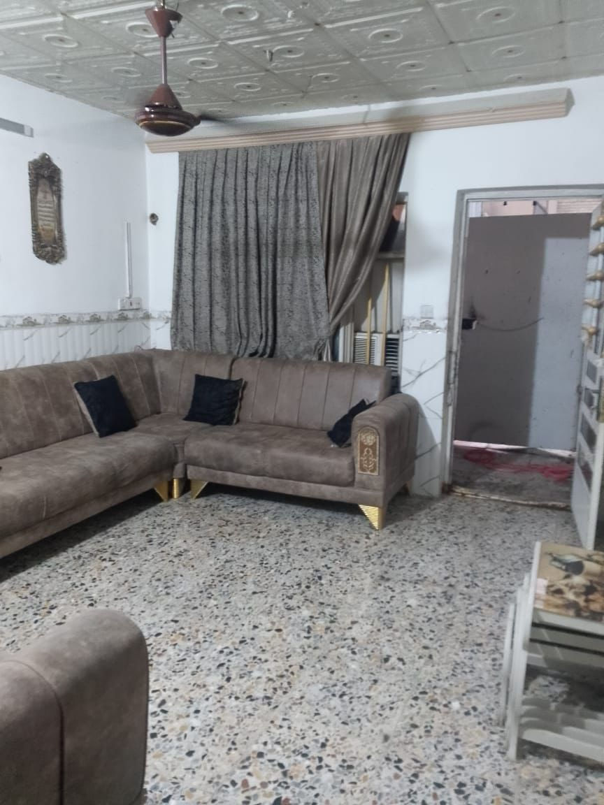 دار 🏠 لليـــــــــــجار المساحه 50 م 
موقع 📍 الشعب قرب سوك شلال وقرب مثلجات تفاحه 🍏
يتكون من طرمه ستقبال حولي مطبخ كبير ترك خدمات غرفه نوم 🛌 للاستفسار مكتب الباسم الشعب شارع الصحه واتساب فيس موجود *********** حسين الدراجي ابو الاكبر 💤💚
