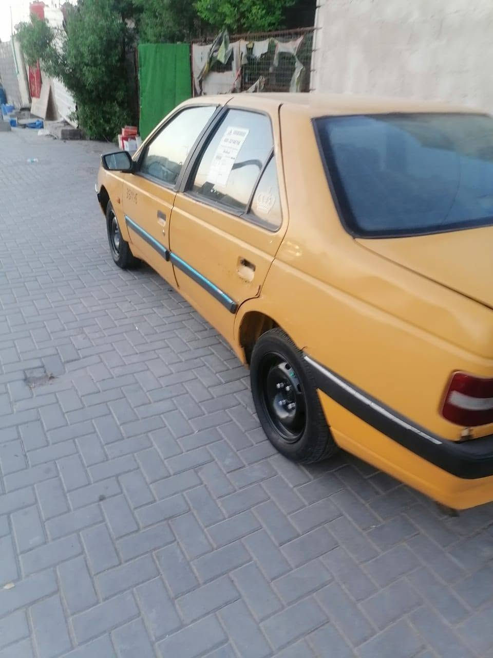 سلام عليكم للبيع بيجو 405 موديل 15 سنويه ساقطه مكينه نضيفه كير يحتاجله قلايج بس حداديه نضيفه تخم تاير باتري جديد راعيه ماندله سعر 17وبيه مجال مكاني حيانيه شارع القائد الرقم ***********
