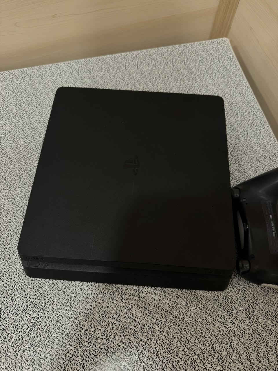 بلي ستيشن فور
مساحة 500GB 
تجي وياه اليدة مالته الاصلية لاسلكية dualshock
الكيبلات مالته كاملة كيبل الشحن+كيبل للتلفزيون + كيبل شحن اليدة 

يدعم الإنترنت واللعب أونلاين
 يدعم تطبيقات الترفيه مثل YouTube و Netflix
 ميزة Share لمشاركة الصور والفيديو من الألعاب 

الجهاز مستخدم شهر واحد اخو الجديد🤚🏼 

السعر 225 الف وبيه مجال 
للتواصل والاستفسار اكثر يرجى الاتصال على ***********
