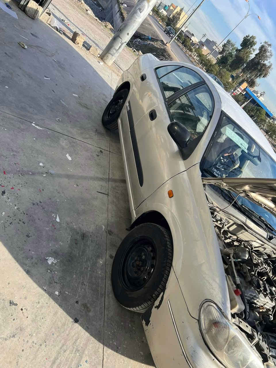 نیسان سەنی مۆدێل٢٠٠٤
بێ لێدران بێ سبوخ
کەمێک کاڵبونەوەی هەیە
گێڕ تۆماتیکە
تەبرید ساردو گەرم 
ڕەقەمو سەنەوی تازەیە
٤ تایەی نوێی بۆ بەسراوە
گێڕو مەکینە تەحویل خرامە بەشەرتە
سعری٧٢ مجال
ڕەقەم ساحێبی
*********** أربيل, العراق
