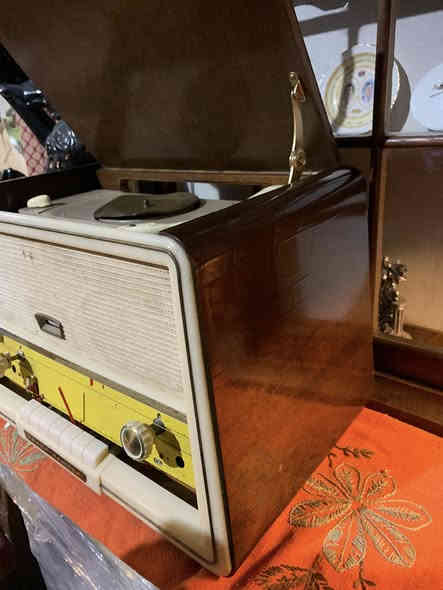 راديو  كرام لمبات fm  
الشاشة مكسورة 
ابيعه هلموجود 
كهرباء متوصل للجهاز 
سليمانية توصيل لكافة المحافظاتً
***********
