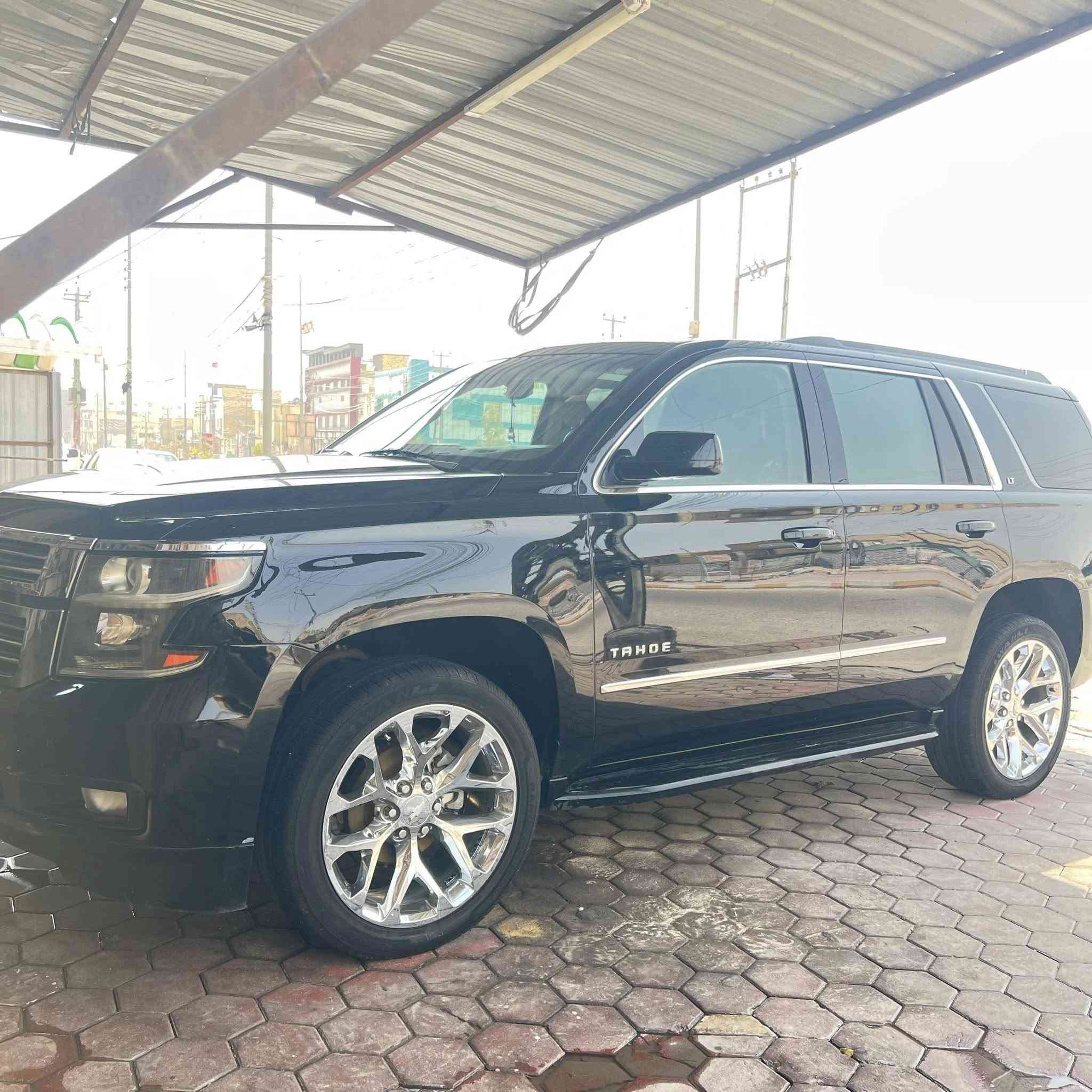 السلام عليكم 
للبيع فقط بدون مراوس تاهو 2017 خليجي وكالة المنصور نص مواصفات : LT 
كراسي كهرباء 3 دكم 
قاصه 
فرس وسطي 
ويل كب بريمر 20
تبريد مركزي 
شاشه كبيره 
كامره دواره 
تحكمات تبريد خلفيه 
رادار 
تنبيه 
نضام السير ع الخط 
محرك 5.3
حساسات 
مري كهرباء 
كروس سرعه وتحكمات 
مانع تزحلق
ليد امامي خلفي 
لايت عدسة زنون متحركه 
كشاف زنون 
سبعه راكب 
السياره مكفوله عامه جديده بمعنى الكلمه 
رقم ربيل الجديد جديد سياره جاهزه 
شرط التحويل  هواي بيه مواصفات حلوه 
السعر 355 وبي مجال 
العنوان ناصريه مركز 
***********
