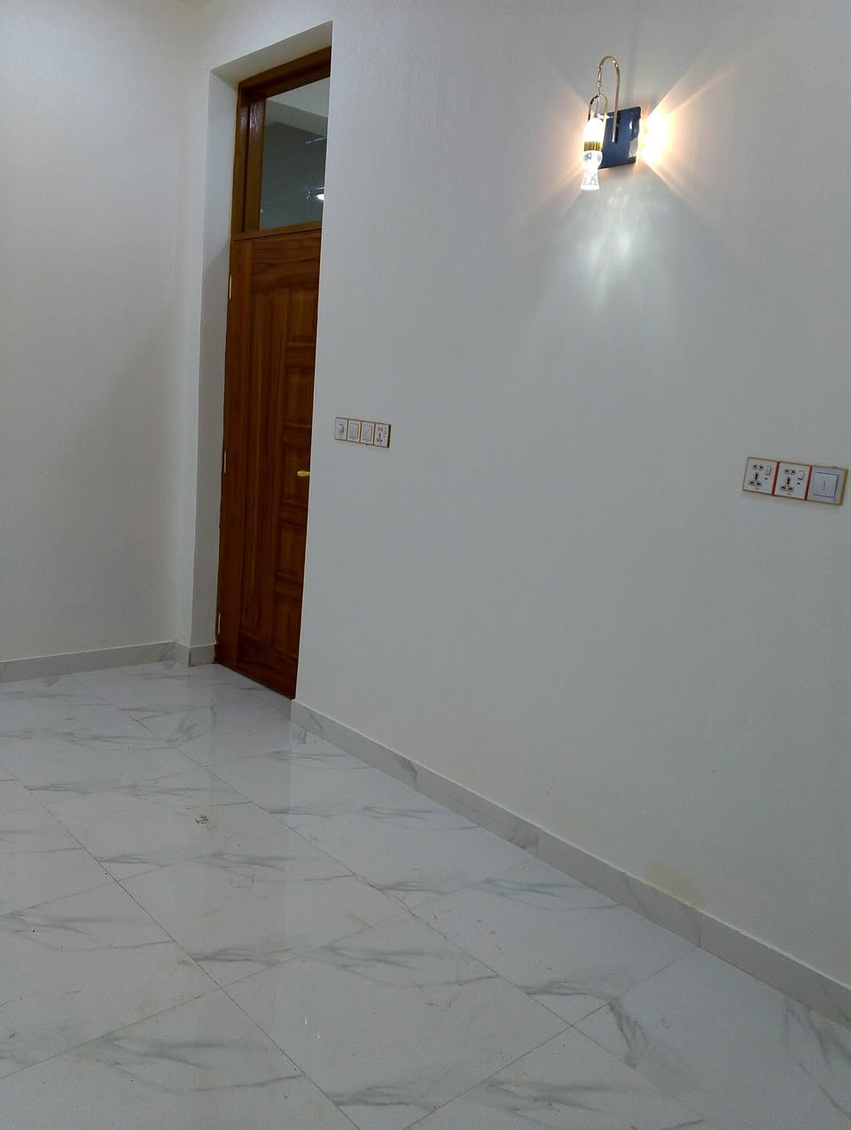 1/1/2026 
سنة جديدة بداية خير ورزق حلال للجميع يارب..

ملاحظه/ البيت فارغ يعني الي يشتري يستلم المفاتيح مباشرتا بالشراء ويسكن بي وبالعافية على الي ياخذه

بيت طابو صرف بناء حديث درجة أولى للبيع السعر 112 مليون وبي مجال بالبكرلي بالعبودية نهاية شارع الأقواس المنطقة تبليط ومجاري المساحه 100 متر يحتوي على غرفة نوم وصاله ومطبخ وهول وصحيات البيت مدخلين بناء طابوق السقف صب كونكريت موقع البيت جيد جداً سند طابو صرف تحويل مباشر باسم المشتري للاستفسار ***********
