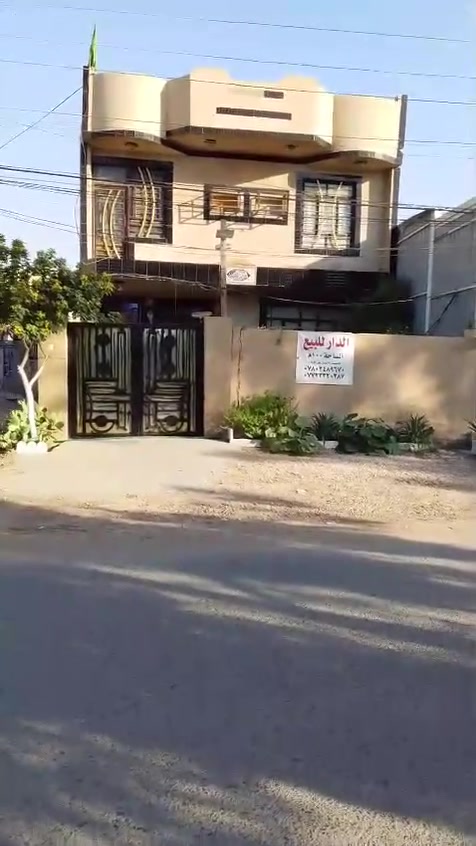 السلام عليكم 
يوجد بيت في كربلاء المقدسه
البيت مساحته 100 متر على الشارع العام ركن 
الواجهيه 8والنزال 13
بي محرم  50 متر حديقه
استقبال 5 في 4
مطبخ 4 في 3 ونص
صاله8 في 8 +صحيات 
الطابق الفوك صاله  7 في 6 +صحيات +
غرفتين منام 5 في 4 
علما ان البيت طابوق 
والطابق الفوك فرمستون 
لديه اربع طرق 
1/عامود رقم 12 حي العباس على البزل المغلف 
2/من الحر الصغير
3/اسواق برتقاله
4/مدرسه الغزالي 
البيت سند 25 مباشر غير معروض يم الدلال 
الاستفسار على الارقام التاليه.
***********
***********
