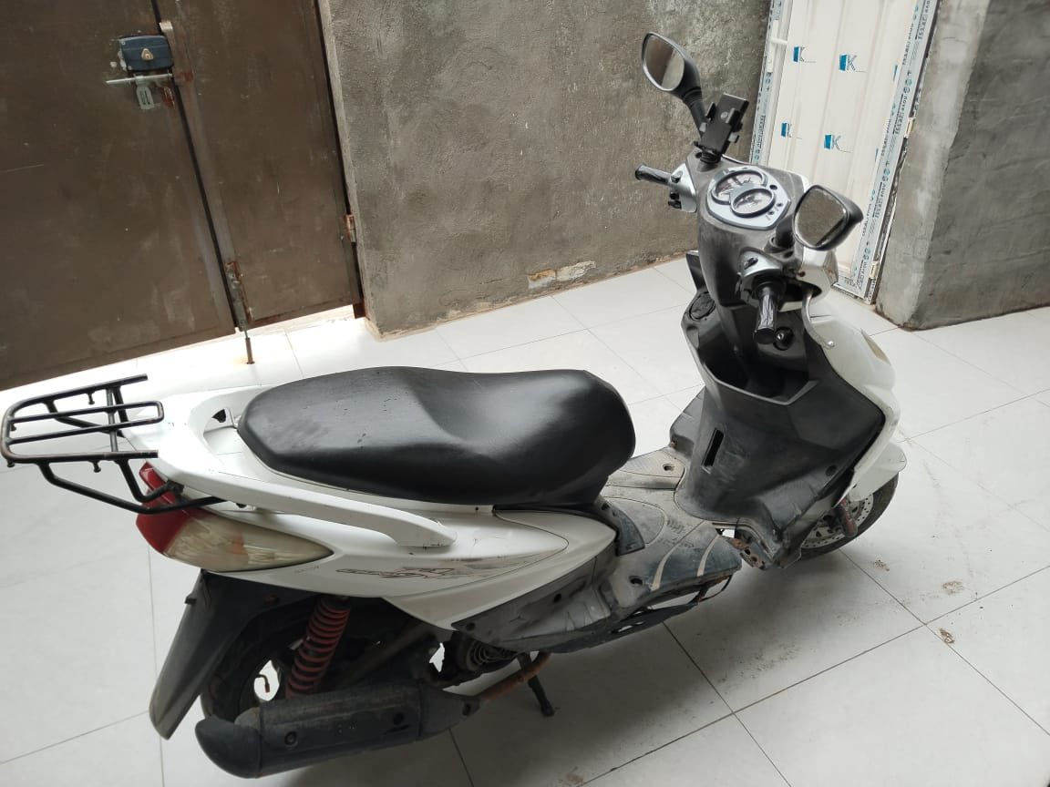 السلام عليكم

سكنس فحل كابريتر للبيع شغالة نگرة سلف مابيها نقص فقط الهندر مُـو شغال 
جاهزة باتري جديد كهربائياتها شغالة 
كڤراتها مثل ماموضح بالصور مكسورة مِـن جوا مِـن الصفحتين

سعرها 500 وبيها مجال عنواني غزالي


**إذا كنت صاحب هذا الإعلان وتريد حذفه لأي سبب، رجاءا أرسل رسالة إلى الدعم الفني**