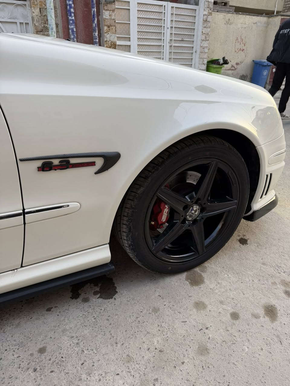 بسعر مناسب 
مرسيدس w211 e350 تو ويل عليها كت e63 موديل 2008

سيارة نظيفة جدا بدون اي نقص 
فول مواصفات بيها صبغ بابين وجاملغين يسره بسبب شخوط 

مكاني الشعب 
***********
