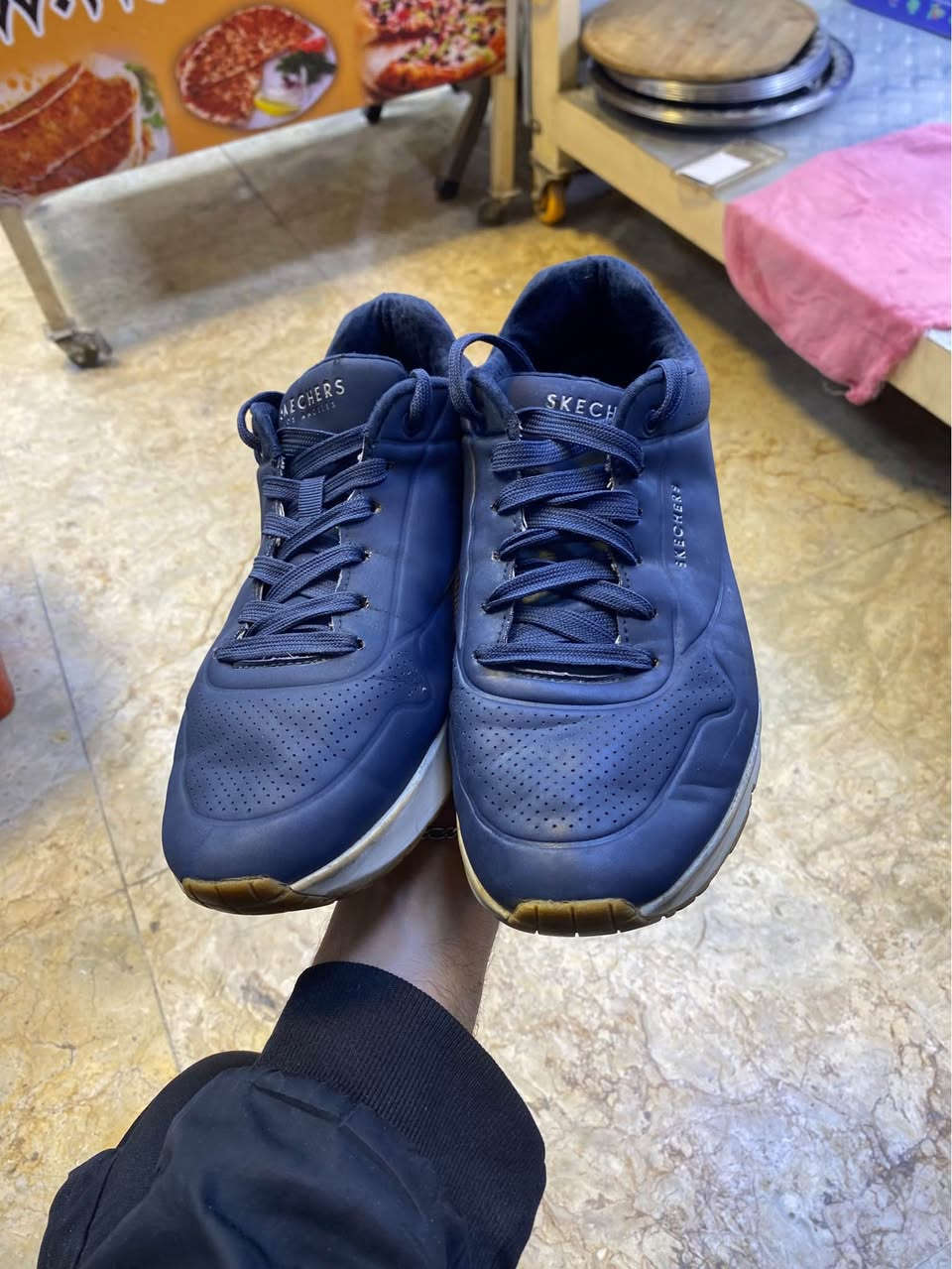 السلام عليكم 
حذاء سكجرز اصلي ڤيتنامي 
قياس 42/41 
السعر 15 الف 
مكاني بغداد بلديات 
رقمي ***********
يوجد توصيل 🚚 بغداد, العراق
