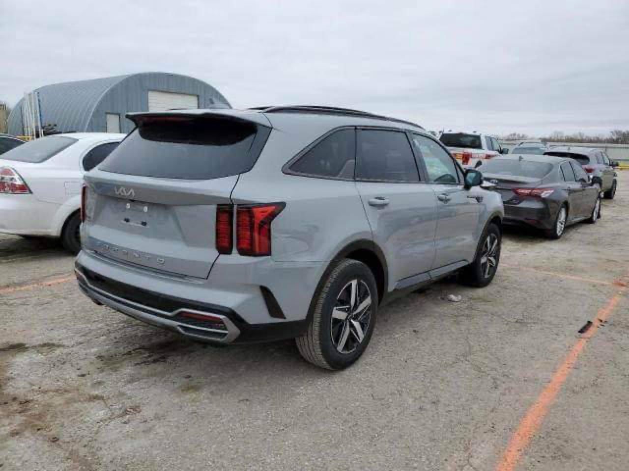 كيا سورنتو للبيع
موديل 2022 
وارد امريكي 
الحادث كما موضح في الصورة 
فول مواصفات 
ماشي 120 الف
سيارة جاهزة من كولشي 
السعر 240 ورقة. 
المكان بغداد 
للتواصل خاص او واتساب على الرقم ***********
