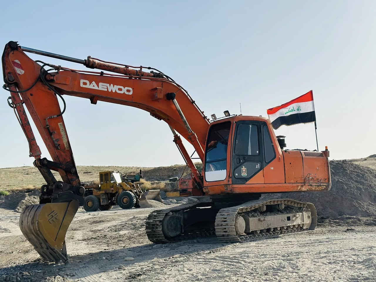 للبيع حفارا دايو 220 صخري منفيس مكان الموصل السعر 160 ***********
