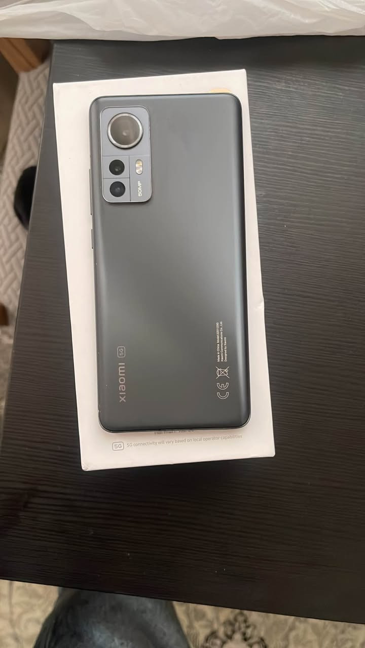 شاومي 12 ذاكرة 256 
كامل الملحقات والجهاز جدا نظيف 
مكاني البنوك 
متوفر واتس اب ***********
بيه مجال بسيط للشراي بغداد, العراق
