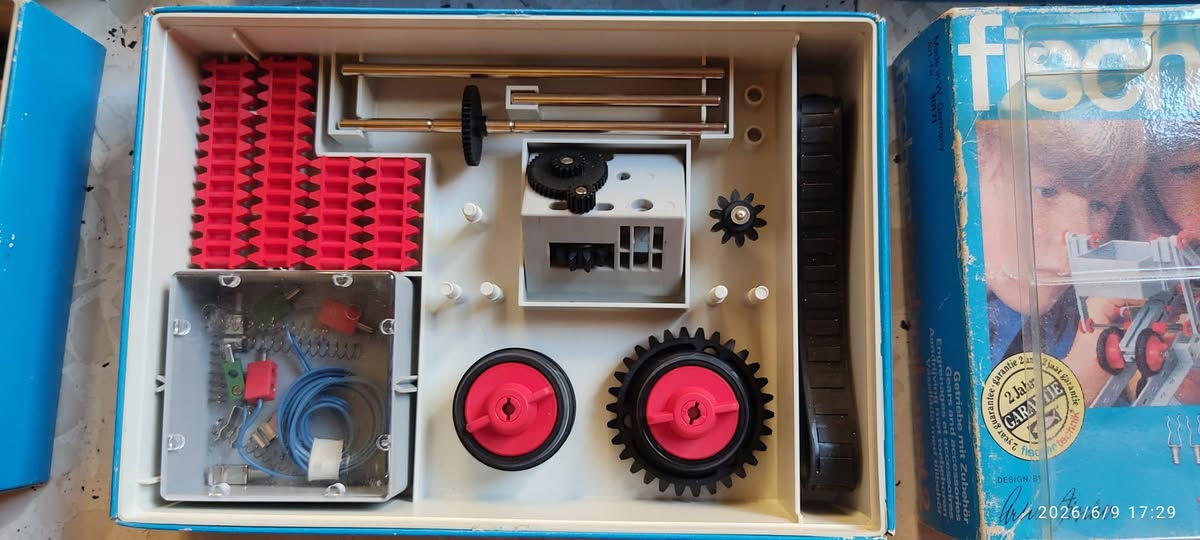 🔧 للبيع – مجموعة fischertechnik vintage كاملة (10 صناديق) 🔧

مجموعة نادرة من الألعاب التعليمية الألمانية الأصلية fischertechnik، صنعت في ألمانيا الغربية، تعود لسبعينيات القرن الماضي.

📦 المجموعة تضم:
✅ صندوق كبير (Grundkasten)
✅ 3 صناديق وسط
✅ 6 صناديق صغيرة (منها EM3 للكهروميكانيكا)

🧠 الاستخدام: مناسبة للهواة الجامعين للالعاب النادرة والمهندسين 
كانت توزع على مهندسين التصميم في الشركات الصناعية لاختبار نماذج جديدة من الالات
 تعتمد على مبادئ الميكانيكا والإلكترونيات والفيزياء.

📍 الحالة: جيدة / القطع كاملة


**إذا كنت صاحب هذا الإعلان وتريد حذفه لأي سبب، رجاءا أرسل رسالة إلى الدعم الفني**