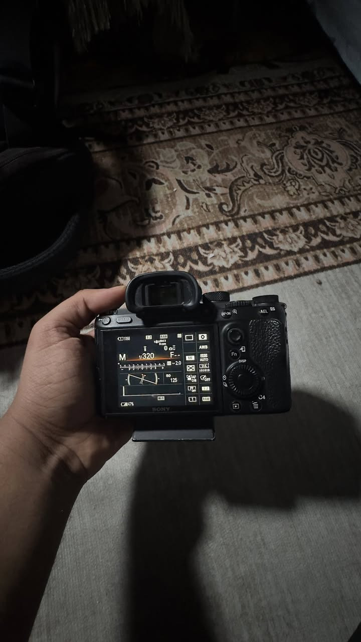 � للبيع | Sony A7 III (Mark 3)
الكاميرا نظيفة جداً / شبه جديدة وتشتغل 100% بدون أي مشاكل.

المواصفات:

 • فل فريم 24.2 ميگابكسل
 • تصوير فيديو 4K
 • فوكس سريع (Eye AF)
 • تثبيت داخل الجسم 5 محاور
 • تصوير متواصل 10 صور بالثانية
 • أداء قوي بالإضاءة الضعيفة
 • بطارية NP-FZ100 قوية

مناسبة للتصوير الاحترافي، الأعراس، التخرجات، والفيديو 🎥📸

💰 السعر: خاص
📞 رقم التواصل: ***********
