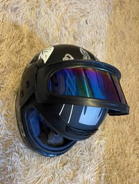 خوذة للبيع ب ٢٠ اتصل علا صاحبها. 07747677470