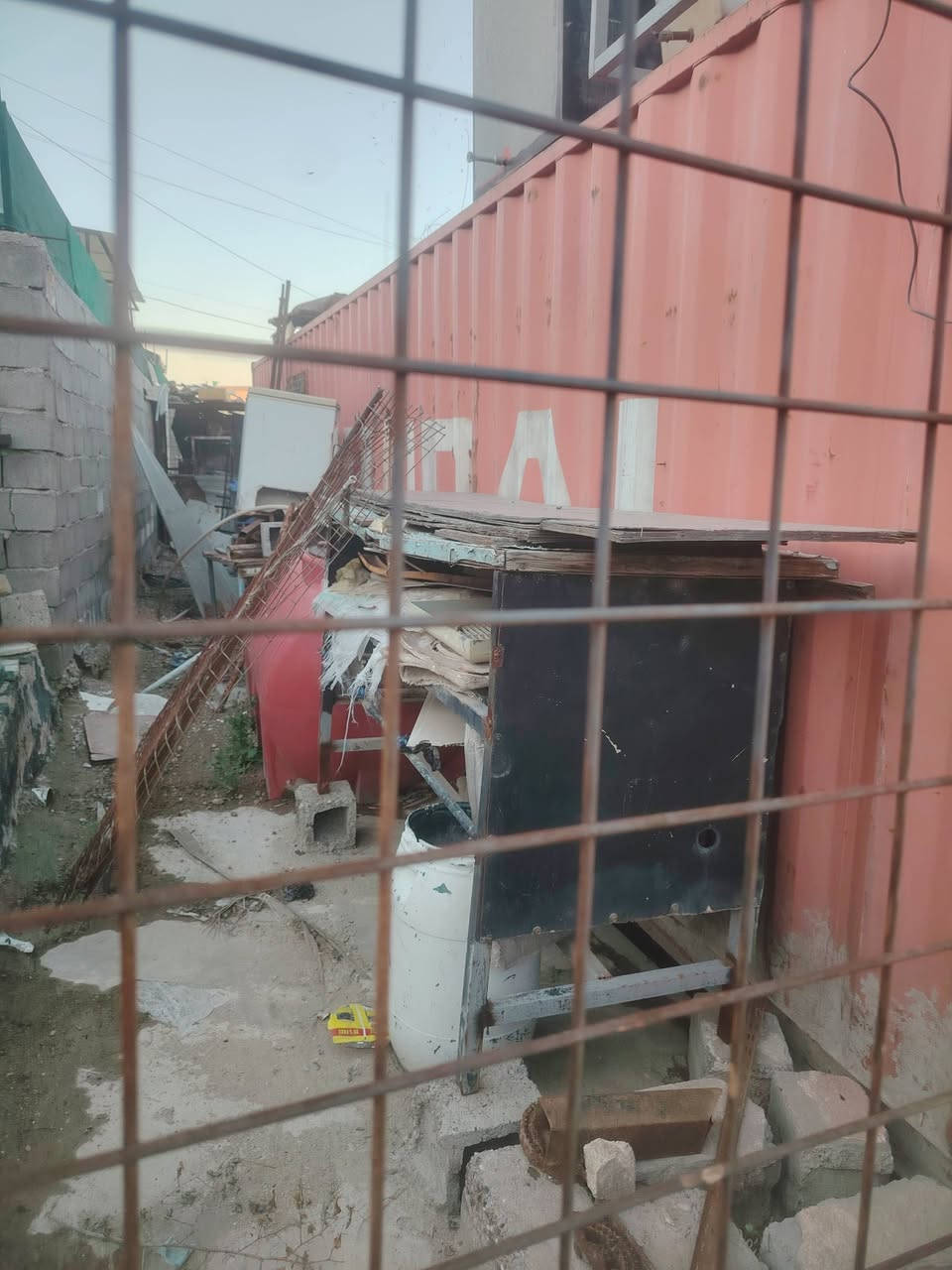 السلام عليكم اغراض موكب حاويه للبيع مكان بغداد استفسار اتصال على الرقم***********
