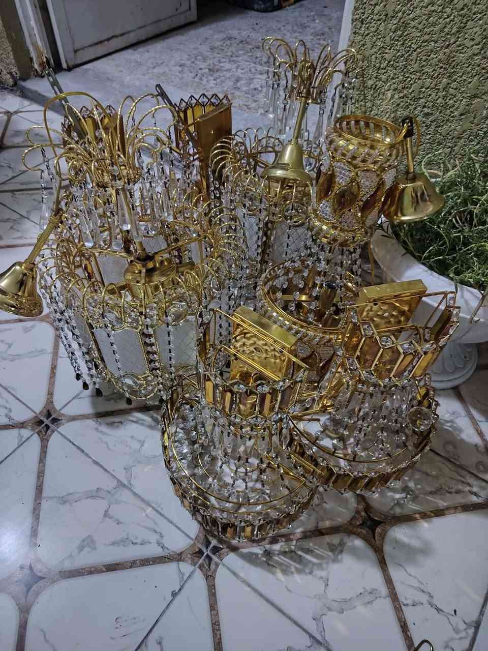 للبيع
ثريات طلاء ثابت كريستال 
٢ حجم كبير 
١ وسط 
٤ براكيت 
محاويل ***********
