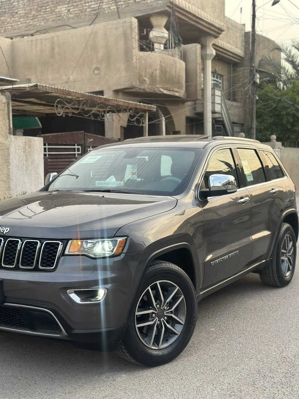 السلام عليكم  جيب امريكا لمتد فول موديل 2020 عل ايدي سيارة مريكا ماشي 35وهسه ماشي 58 الف  السيارة فول
حدثه كلش خفيف  مواصفات شاش كاميرا نفكيشن ستيرن بانوراما  لمتد فول سيارة واحد عل واحد السيارة ￼كهرباء كراسي كهرباء جلد تدفئة تبريد صندوق كهرباء فور ويل شفتات مري جانبي رادار جانبي توقف ذاتي باقي المواصفات معروفة والرقم بغداد 
اتصل عل واتساب ***********
