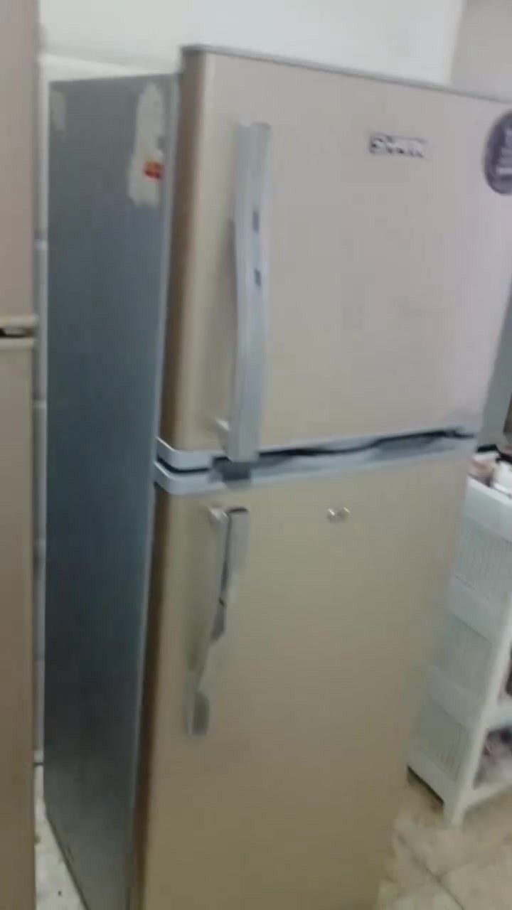 ثلاجه للبيع ممصلحه او شغاله بيها ملاحضه بسيطه داخل الفيديو اموضحها ***********
