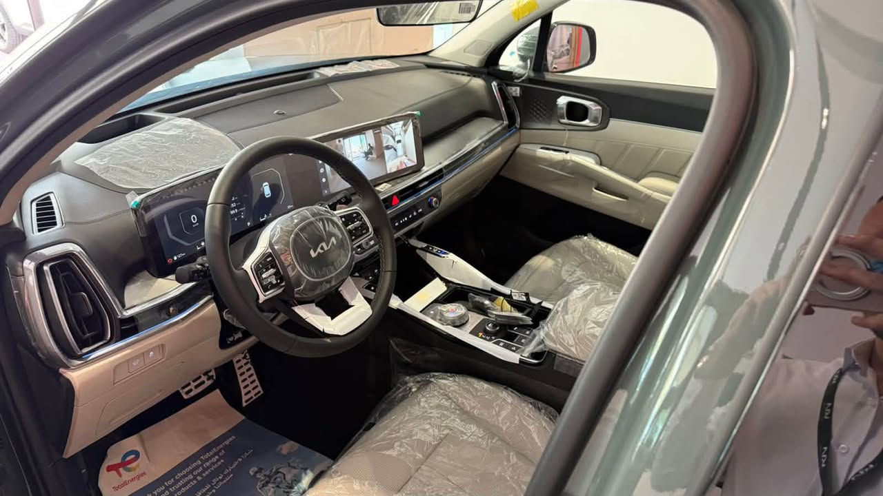 للبيع | كيا سورينتو V6 بانوراما – 7 مقاعد

🚘 السيارة باسم المالك مباشرة

المواصفات:

* محرك 6 سلندر (V6)
* فتحة بانوراما
* رنقات قياس 20
* داتا شو
* 4 كاميرات
* 7 مقاعد مخمل
* الكراسي الأمامية كهربائية
* تبريد للمقاعد الخلفية (بردات جانبية)
* أربع جامات أوتوماتيك
* رادار أمامي وخلفي
* حساسات أمامية وخلفية
* تشغيل عن بُعد
* دخول ذكي (بصمة)
* تحريك السيارة بالريموت للأمام والخلف
* باب صندوق كهربائي

📍 الممشى: 15,000 كم فقط

✅ صيانة مجانية وتبديل زيت لمدة 3 سنوات أو 60,000 كم لدى وكالة كيا الدولية.

📞 للاستفسار: 780 303 8632


**إذا كنت صاحب هذا الإعلان وتريد حذفه لأي سبب، رجاءا أرسل رسالة إلى الدعم الفني**