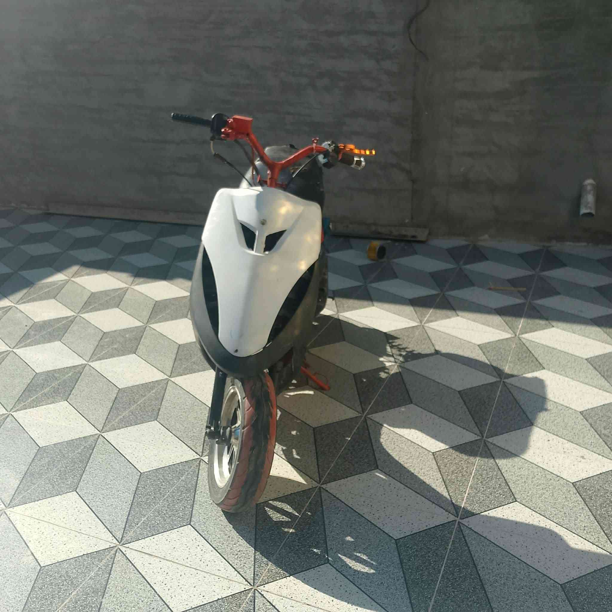 ماكس عدله بوشه 49 مكينه نضيفه لا تبخير ولا تنقيص دراجه شلعه ومعدل مكاني كنعان سعرهه 300 وبيهه مجال قليل اخوان موشراي لاتعبني ***********
