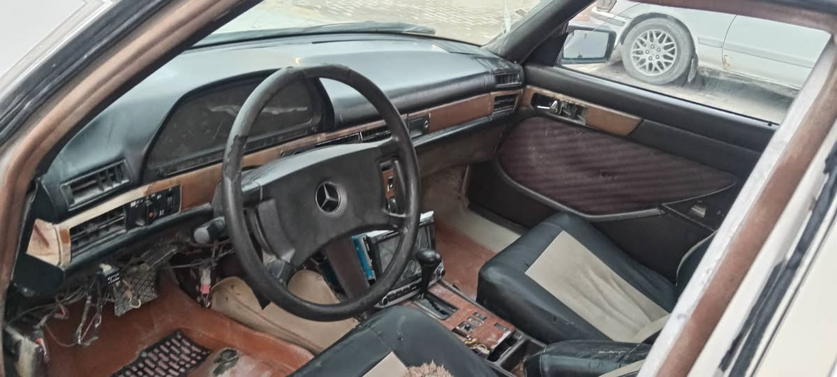 السلام عليكم مارسدس رئاسي 300ابيع عل هل وضع مكينه وكير فيفتي سي تسعه سنويه ماساقطه السعر 38 المكان النجف كوفه شارع المطار الاستفسار ع رقم ***********
