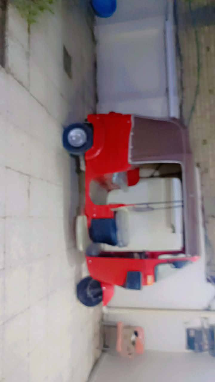 سلام عليكم شباب تكتك البيع موديل 17 تكتك كلش حلو معمر عام مكينه خير من الله حلوه وناعمه كبل الشارع السعر خاص مرقم كامل 
الرقم بس واتساب ***********
