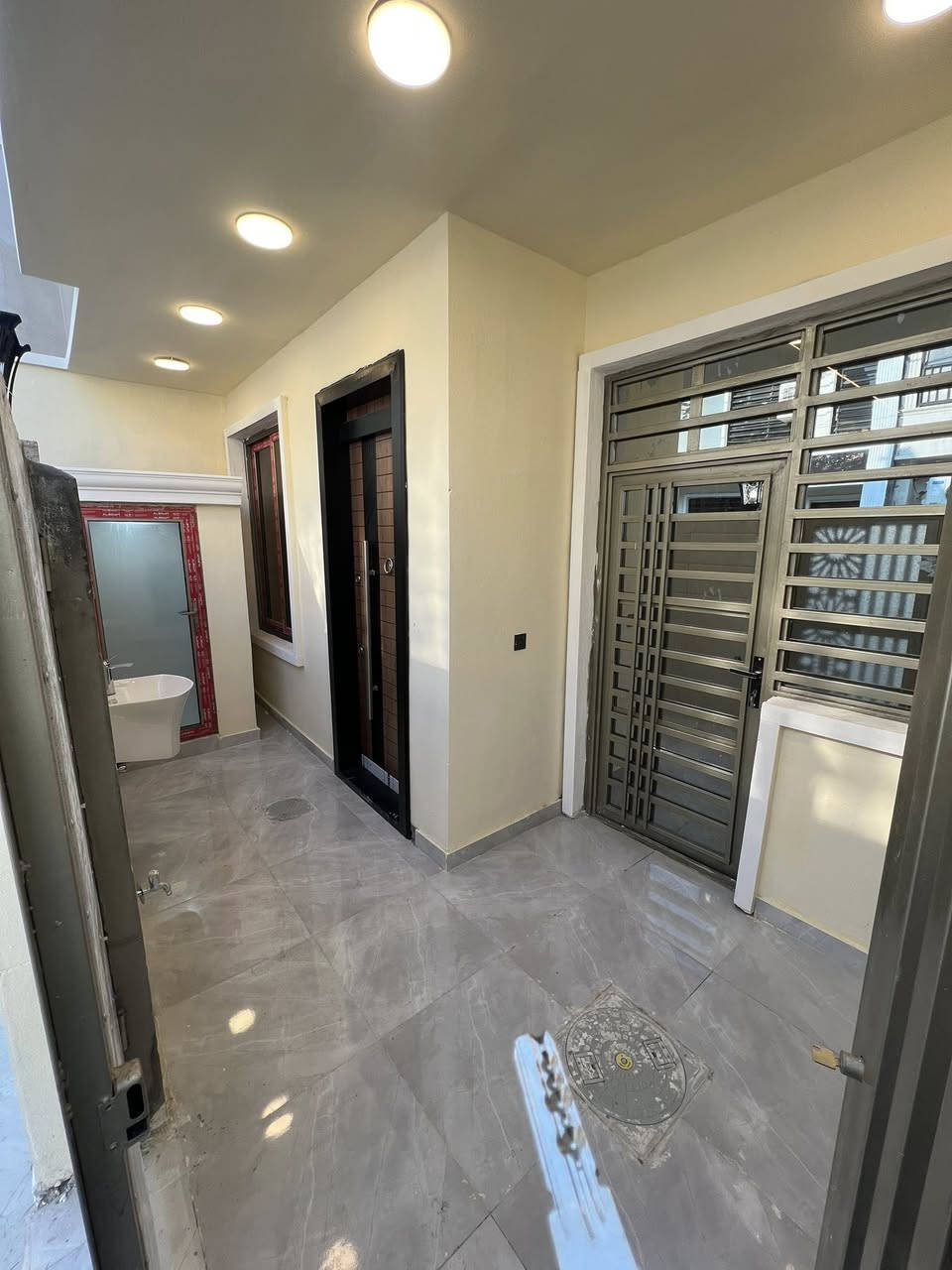 السلام وعليكم دار للبيع المساحة 100متر طابق ونص مفول يحتوي على صالة ومطبخ وحولي كبير وغرفتين نوم وحمام عدد 3 البيت نظام ديكورات جبسن بورد ونظام كامرات شغل درجئ اولى باسمي مباشر تنازل شركة الموقع الدورة البوعيثة مجمع السلطان تلثالث رابع فرع عن الشارع العام  تفاصيل اكثر  للاستفسار (***********)واتساب ***********
