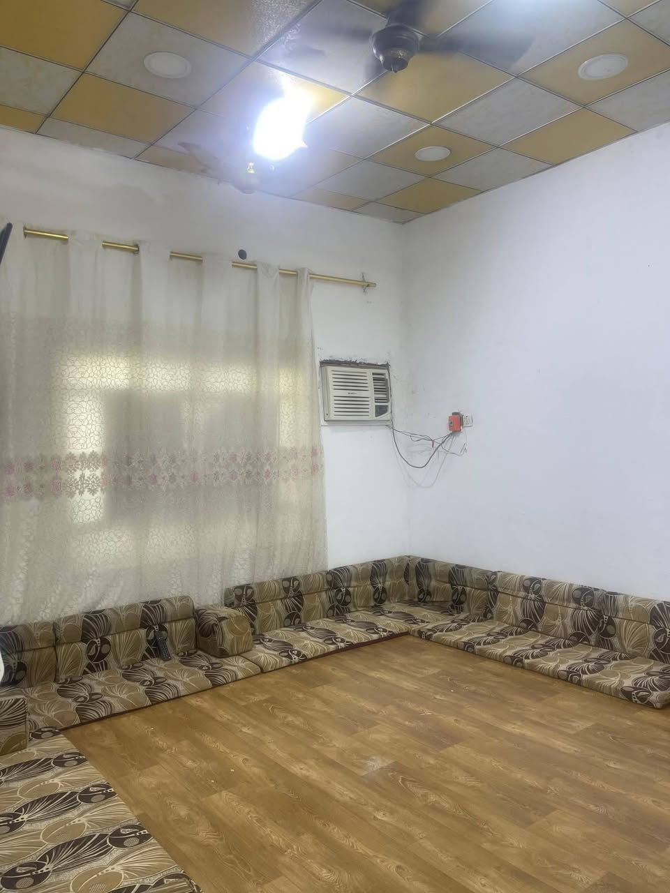 بيت للبيع  مساحة 260 طابقين حمدان 
طابو زراعي سند 25 مكاتبه ونسخه من الطابو وكاله 
سعره كلش مناسب لحك قبل لا ينباع 145 وقابل للتفاوض 
يحتوي على غرفتين وستقبال 8في8 مطبخ حار بارد موزع كراج وحديقه وصحيات خارجيه وداخليه طابق الثاني يحتوي على 4 غرف نوم وصاله جبيره 
العنوان ابو الخصيب حمدان قرب جامع التقوى 
الأستفسار مع صاحب البيت راسلني خاص 📥


**إذا كنت صاحب هذا الإعلان وتريد حذفه لأي سبب، رجاءا أرسل رسالة إلى الدعم الفني**