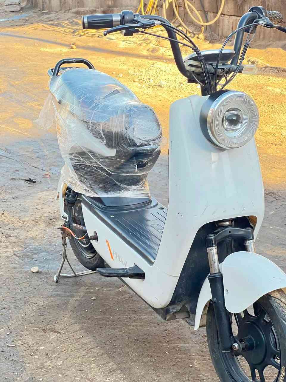 دراجه كهربائيه للبيع تخم بطاريه جديد العدد 4️⃣ تخم تاير جديد كلشي جديد بيه اسرعه من ٤٠ الى٦٠ اسعر 350 وبيه مجال مستعجل على بيعه لتواصل على خاص او على وتساب 

***********
