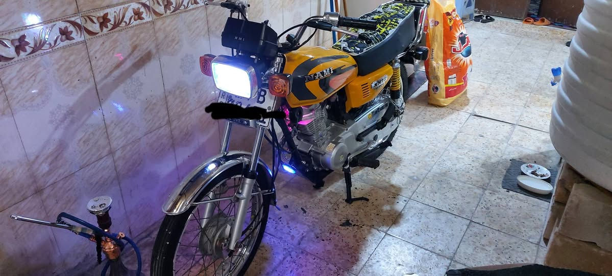 دراجة ناما شلامجة اصلي موديل 23 شهر ١١ طالعه من الوكيل بل ٢٥ بعدة جديدة بلاد مزودة لايت ابو النشرة و هرون سيدان و نشرة ارضية رقم بصرة باسمي تحوي مباشر
السعر ملونين وربع  هاتف ***********
