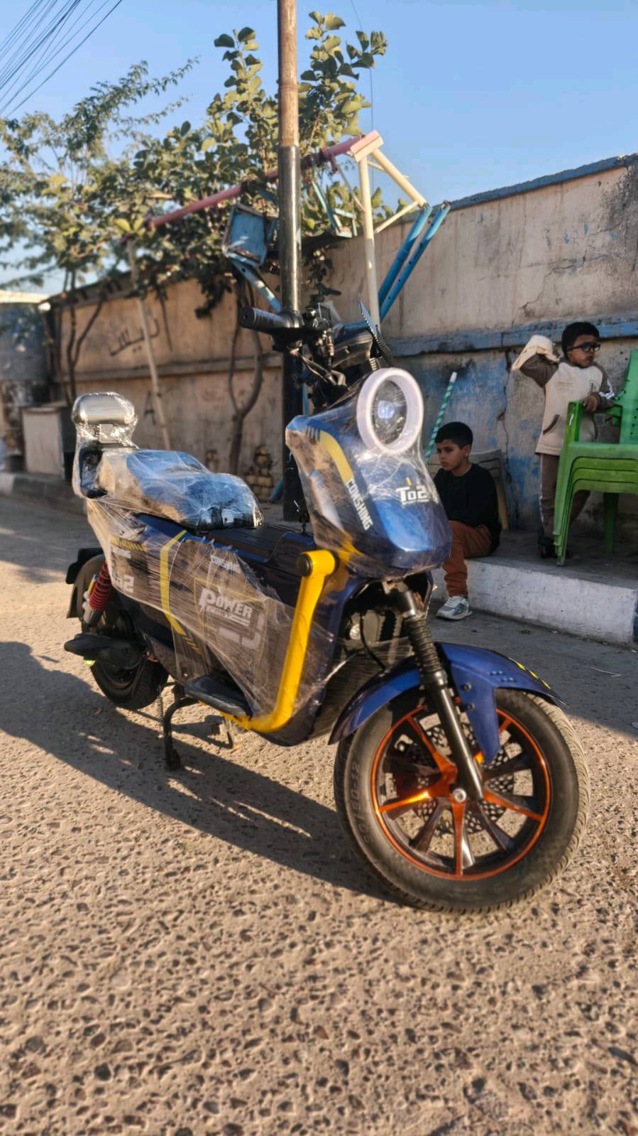 دراجه شحن ٢٠٢٥ مشتريها من الوكيل سرعتها ٦٠ واذا شخص خفيف تقره فوك ال٦٠ اربع سرع بيها بك ونضام سرقه وبصمتين وكارت تشغيل ٢ صارلها ٥ اشهر عندي قبل اسبوعين بدلت البطاريات ب١٦٠ الف الدراجه خفيفه وحلوه وجبيره رايدها ب٥٥٠ الف 