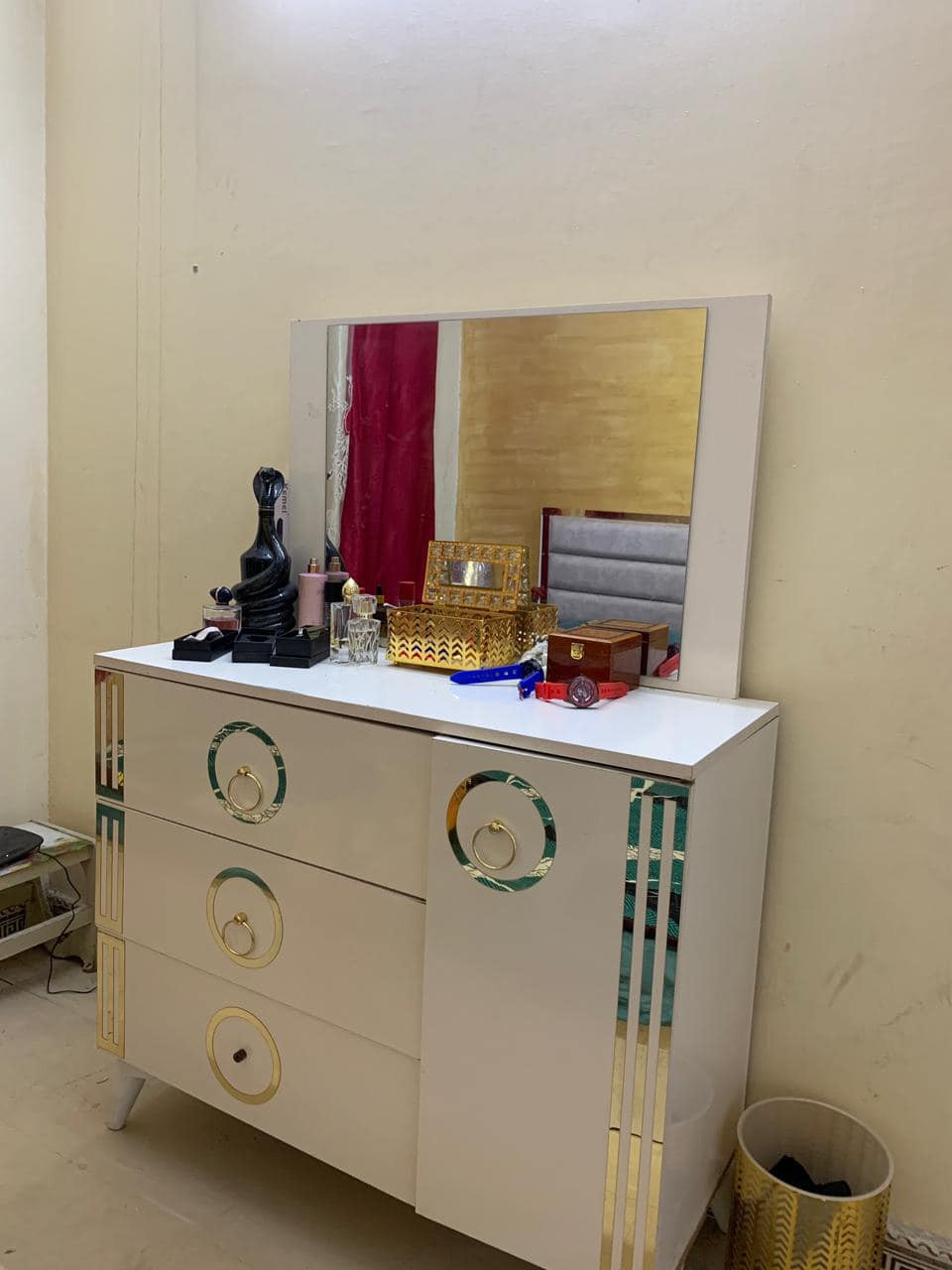 غراض للبيع تخم احمر سعره ٢٥٠ جديد تخم الازرق وياه طبلات سعره ٣٠٠ الف غرف تركي ٥ قطع سعره ٢٥٠ الف كنتور صاج وياه زاويه سعره ١٢٥ الف مرايه. ٣٠ الف الرف ويه الورد ٤٠ الف مكان دوره حي الصحه ***********
