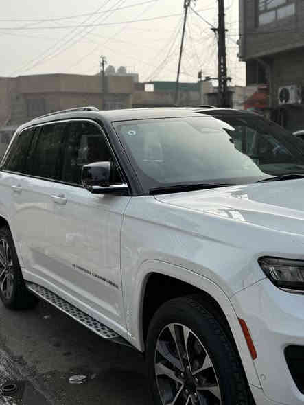 السلام عليكم جيب اوفر لاند خليجي داخل احمر شركة هارلم!💥
المحرك: 3.6 لتر 6 أسطوانات (V6) 

القوة الحصانية: 293

عزم الدوران (نيوتن-م): 352

ناقل الحركة: اوتوماتيك 8 سرعات 

الضمان 3 سنوات أو 60،000 كم (ايهما أولاً)

المواصفات:

*نظام دفع رباعي  4X4متطور

*نظام التعليق الهوائي (جكات)

*فتحة سقف بانوراما 

*الصندوق كهربائي بخاصية الفتح باستشعار القدم او البصمة

*ويل المنيوم قياس 20 انج

*شاشة التحكم الرئيسية لمس بنظام Uconnect 5 بقياس 10.1 انج مع نظام ملاحة

*شاشة القيادة الرقمية بقياس 10.25 انج

*شاشة عرض لوحة القيادة على الزجاج الأمامي (داتا شو)

*رادار تفاعلي مع خاصية التوقف والانطلاق

*تحذير النقطة العمياء

*تحذير الخروج عن المسار

*نظام المحافظة على البقاء فى المسار

*نظام التعرف على اشارات المرور

*خاصية المساعدة على التوجية فى التقاطعات لتفادى الحوادث

*حساسات امامية وخلفية

*كاميرات 360 للرؤية المحيطية

*كاميرا رؤيا ليليه

*المرآة الداخلية مزودة بشاشة لعرض الكاميرا الخلفية

*نظام مانع تصادم خلفى

*نظام القيادة شبه الذاتية

*مقصورة الركاب من الجلد الفاخر

*المقاعد الامامية مبردة ومدفأة

*المقاعد الخلفية مدفأة

*المقاعد الامامية مساج 

*مقاعدة امامية كهربائية 

*مقاعد امامية ذاكرة 

*نظام ابل كار بلاى و اندرويد اوتو لاسلكي

*نظام صوتي فاخر 9 سماعات من ALPINE

*دخول ذكي (بصمة)

*نظام التشغيل عن بُعد

*مرايا خارجية قابلة للطي كهربائيًا مدفئة

*مصابيح أمامية أوتوماتيكية مع مصابيح نهارية وكشافات ضباب LED 

*نظام التحكم التلقائي في الضوء العالى

*دواسات جانبية

*ماسحات زجاج أمامي حساسة للمطر

*شاحن هاتف لاسلكي

*انماط قيادة متعددة رياضية وللطرق الوعرة

*وسائد امان هوائية أمامية/جانبية/ خلفية.

للتفاصيل الاتصال برقم الموبايل ***********
