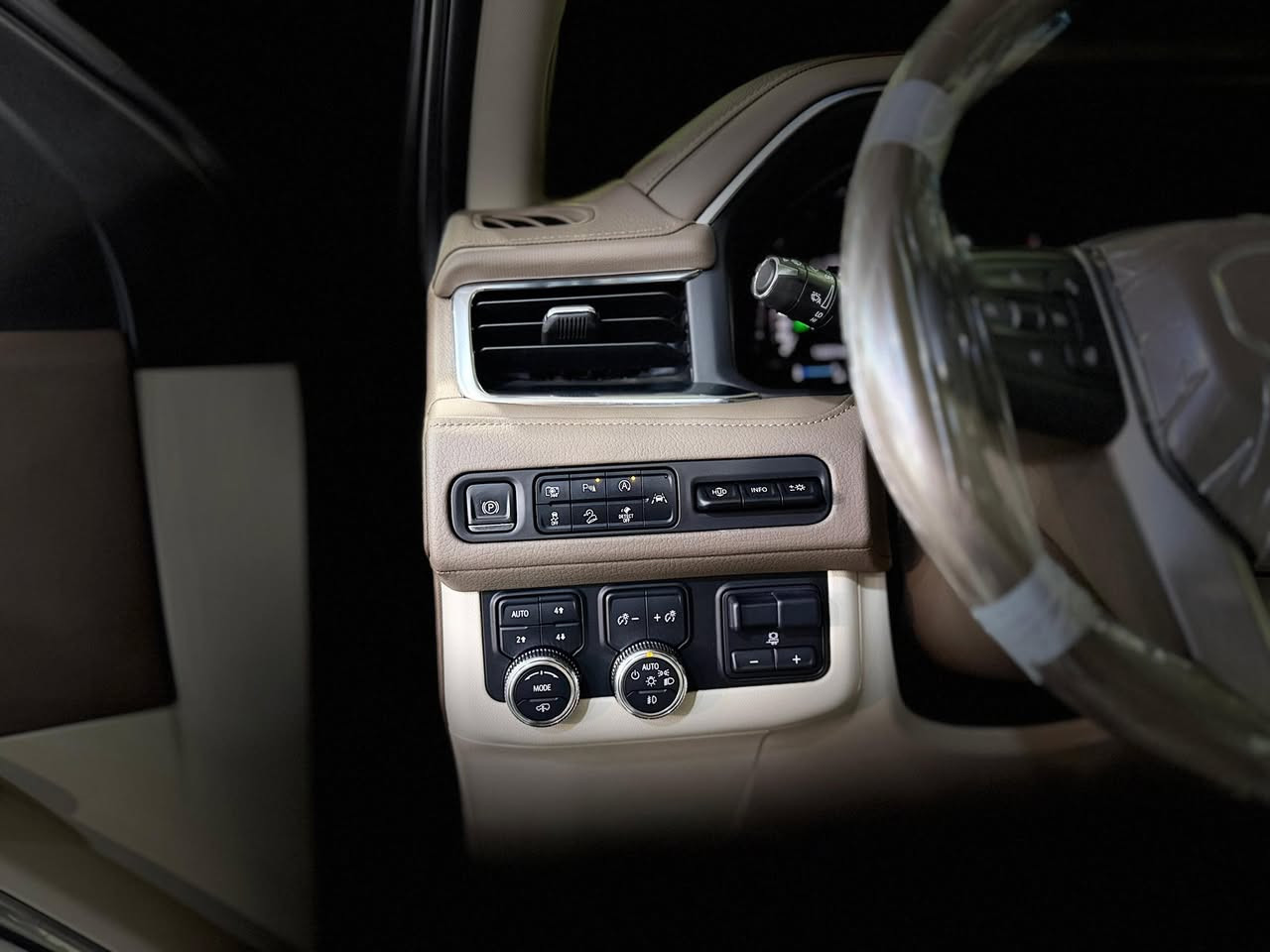 للبيع جمسي دنلي ضمان المنصور السياره جديده بمعنى الكلام ماشيه13الف كفاله عامه بعده بل ضمان مكان السياره البياع  معرض يوسف ***********
