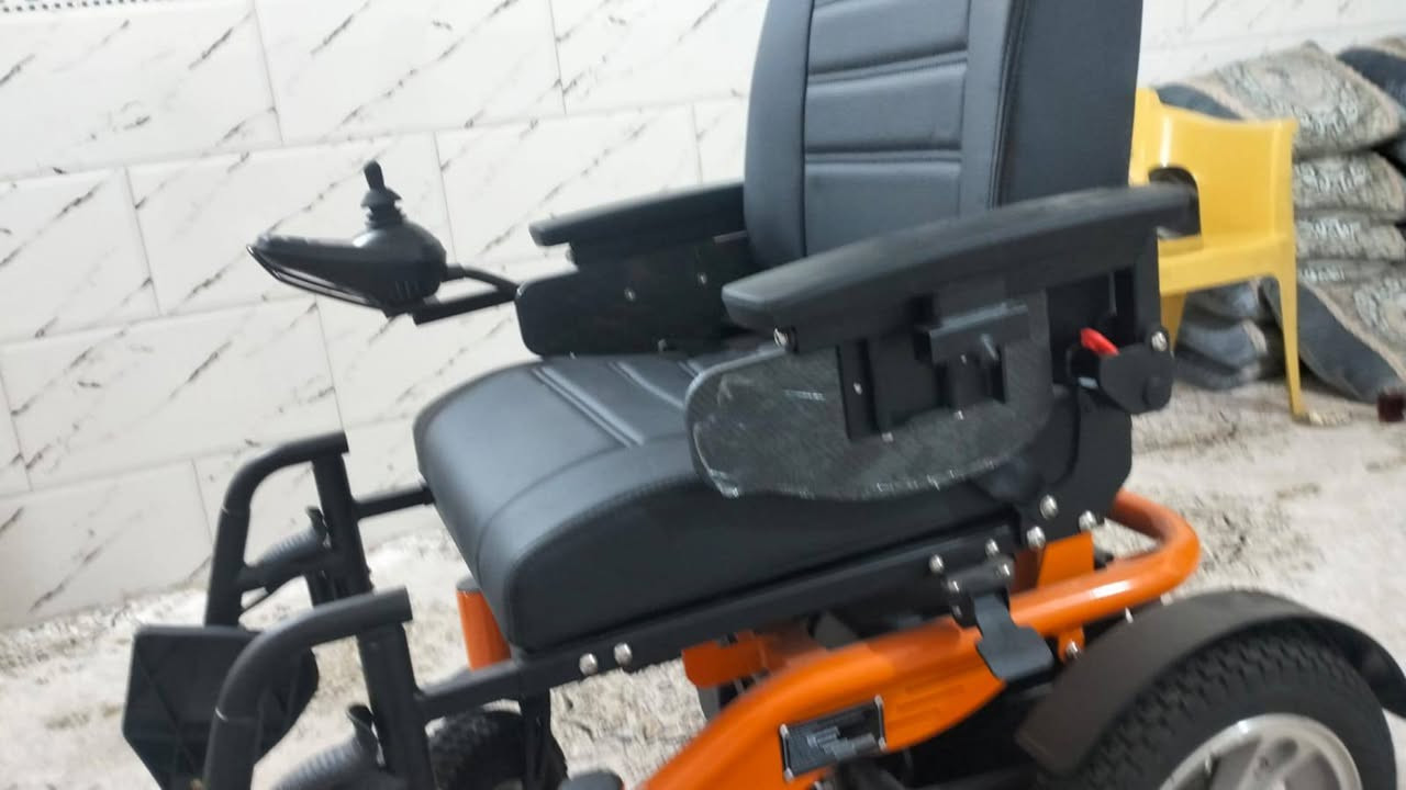 كرسي متحرك وسعرها مناسب جدا تواصل ***********
